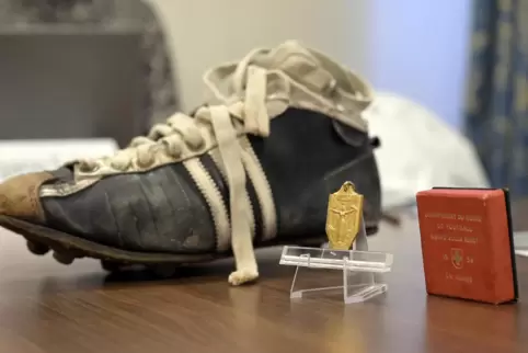 Teil des Gesamtpakets: Die Schuhe, die Horst Eckel im WM-Finale 1954 trug, sowie die Goldmedaille, die die es nach dem Sieg gege