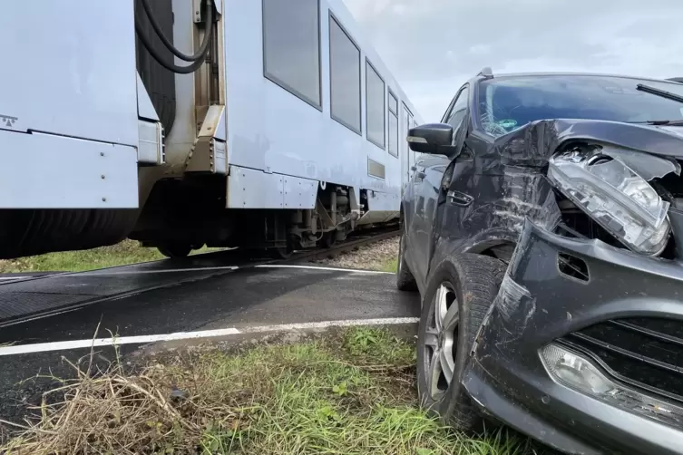 Das Auto fuhr in den &Uuml;bergang ein, als es zur Kollision mit dem Zug kam. 