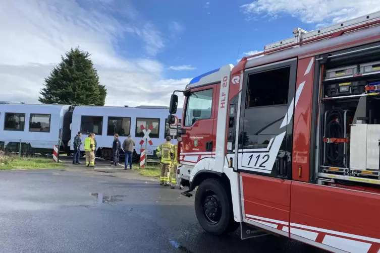 Die Feuerwehr war an der Unfallstelle zur Rettung der Zugg&auml;ste eingesetzt. 