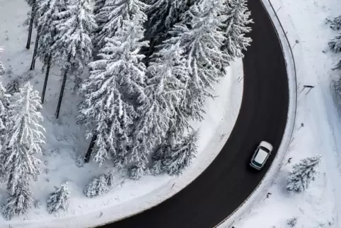 Bei winterlichen Straßenverhältnissen ist das Auto besser auf verlässlichen Winterreifen unterwegs. 