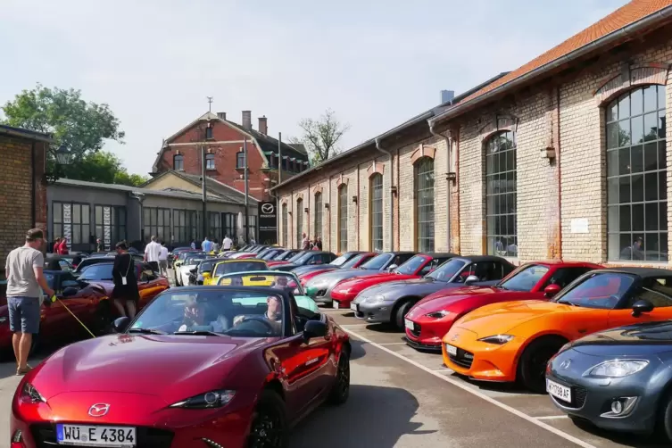 Buntes Stelldichein der Mazda MX-5-Fahrzeuge im Hof des Augsburger Automuseums. 