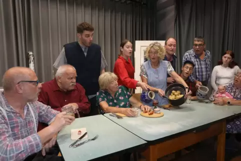 Die zwölf Schauspieler gehören zur Theatergruppe Schischiphusch/Hatzenbehler Duwacksbiehn und bringen reuchlich Bühnenerfahrung 