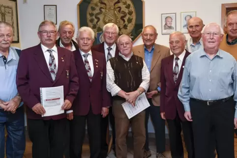 Sind dem Liederkranz treu geblieben (von links): Hans Ullrich, Heribert Müller, Gunther Massar, Dieter Ort, Siegfried Weidner, A