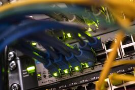 Netzwerkkabel an Internetservern: Im Datenverkehr hinterlassen Nutzer digitale Spuren.