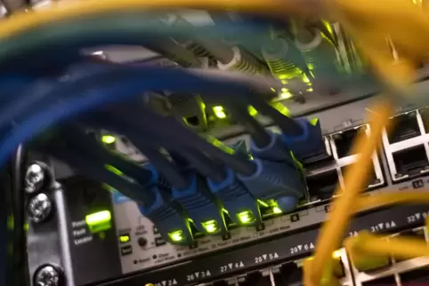 Netzwerkkabel an Internetservern: Im Datenverkehr hinterlassen Nutzer digitale Spuren.