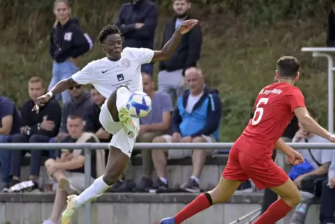 Marvin Takpara (links) sorgt beim ASV für Schwung nach vorne. 
