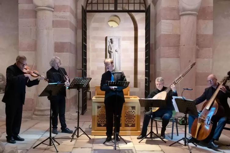 Singt Musik von Schütz und dessen Zeitgenossen in der Krypta: Georg Poplutz. Es spielt das Johann-Rosenmüller-Ensemble.