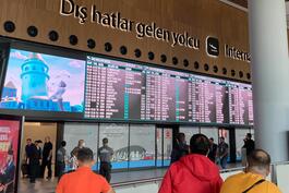 Auf der Anzeigetafel im Ankunftsterminal des Istanbuler Flughafen sind diverse Flüge aus Moskau zu sehen, die nun stark gefragt 