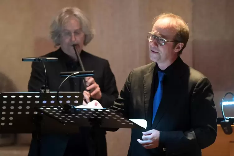 Georg Poplutz singt, Arno Paduch spielt Zink.