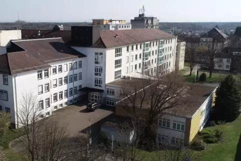 Der Verwaltungstrakt der Klinik, vorne rechts, wird abgerissen. Entlang der Straße entsteht das neue Gebäude. 