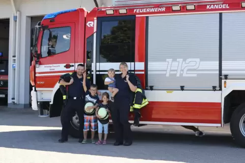 Tobias und Kathrin Schäfer mit ihren drei Kindern.