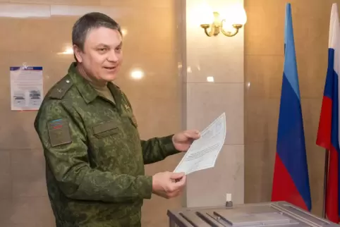 Leonid Pasechnik, Führer der selbsternannten Volksrepublik Luhansk, spricht zu Journalisten bei der Stimmabgabe in einem Wahllok