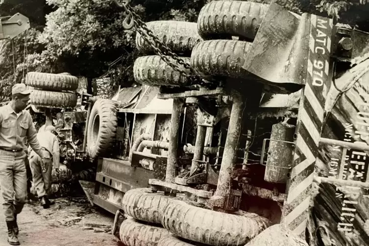 Drei Kranwagen brauchten die US-Streitkräfte am 19. Juni 1970, um den umgestürzten Tanklaster wieder auf die Räder zu stellen, d