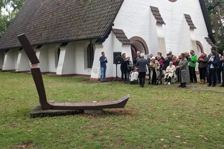 Die Skulptur „Großer Mann, sitzend“ steht nun endgültig und dauerhaft vor der Ludowici-Kapelle in Jockgrim. 