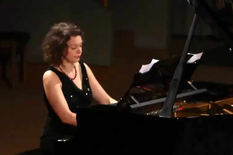 Tritt mit ihrem Sota Piano Trio auf: Pianistin Sonia Achkar aus Kusel, hier bei einem Konzert im November in der Fritz-Wunderlic