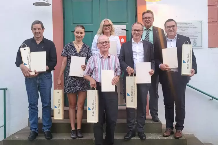 Die anwesenden neuen Weinpaten wurden durch Landrat Clemens Körner (rechts hinten) ernannt: (von links) Roland Harbich, Katharin
