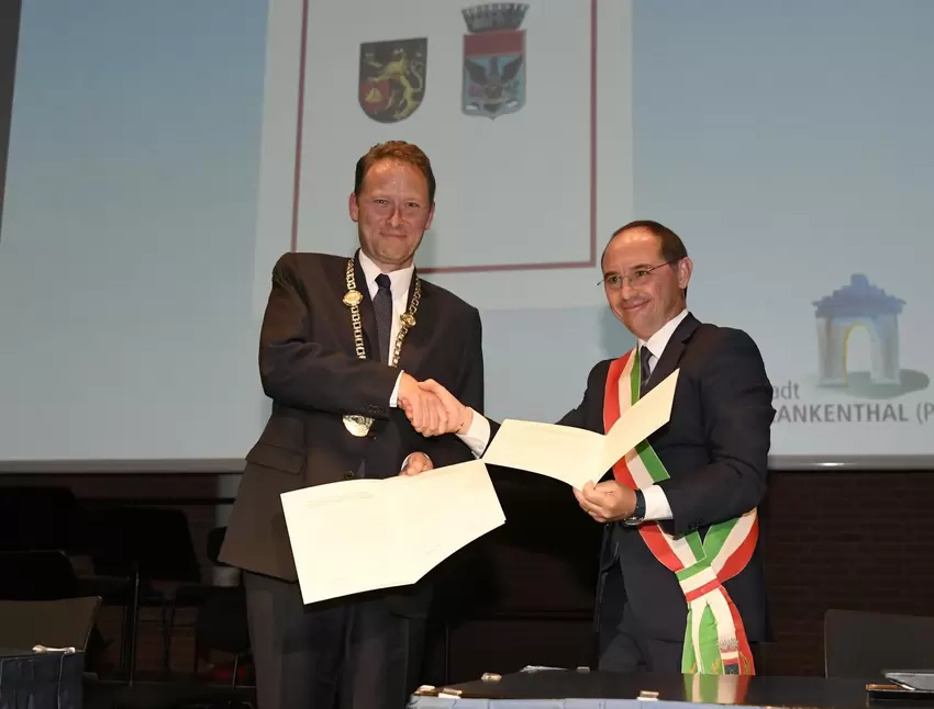 Die Besiegelung der Partnerschaft Frankenthals mit dem italienischen Rosolini: der OB mit seinem Amtskollegen Giuseppe Incatasci