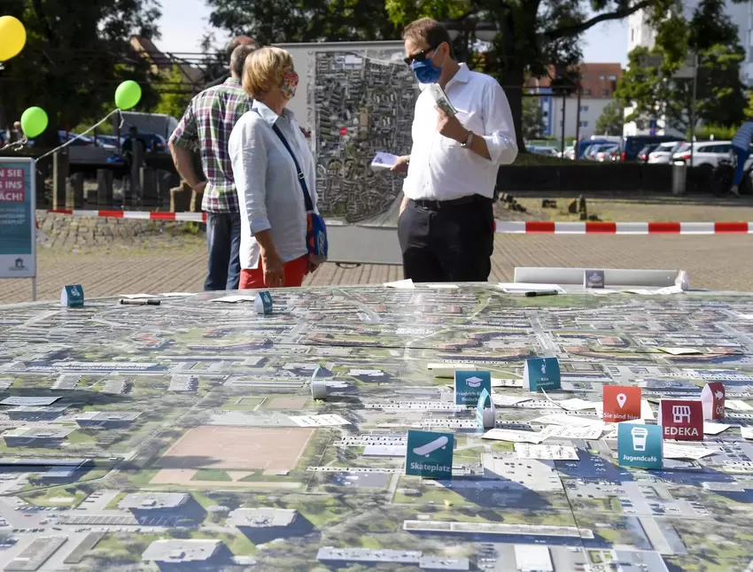 Bürgerbeteiligung in Zeiten von Corona: der Oberbürgermeister bei einem Infotag auf dem Jakobsplatz im Pilgerpfad.