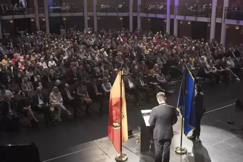 Einsam im Rampenlicht: Der große Auftritt ist Martin Hebichs Sache nicht. 