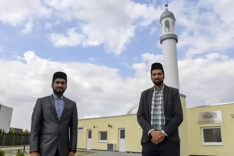  Imam Mobahil Monib Ahmad (links) und Gemeinde-Vorsitzender Faraz Ahmed laden am Montag in die Noor-Moschee ein.