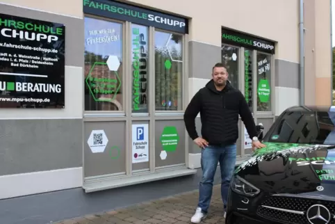 Michael Schupp vor seiner neuen Fahrschule.