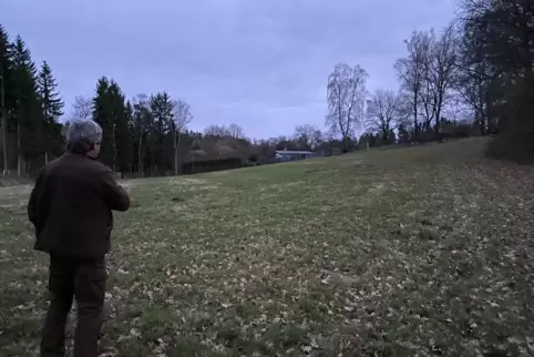 Da hinten war’s: Der Jagdpächter von Spiesen deutet auf die Stelle, an der Andreas S. Anfang September 2017 ein Reh in fremdem R
