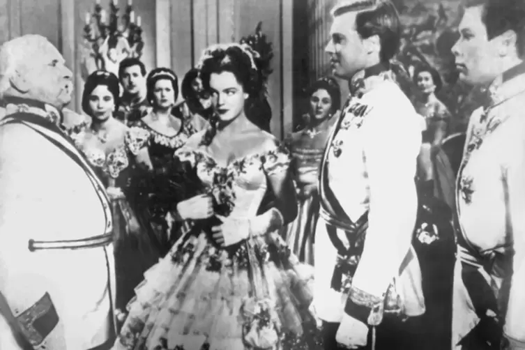 Romy Schneider als Kaiserin Elisabeth (M) und Karlheinz Böhm als ihr Gatte Kaiser Franz Joseph von Österreich (2.v.r.) in einer 