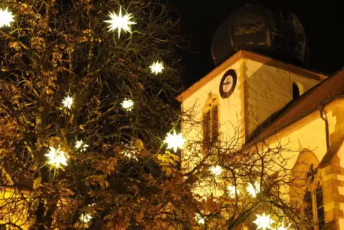 Die Herrnhuter Sterne an der Kirche soll es in Wachenheim auch dieses Jahr geben – an anderen Stellen der Stadt dagegen nicht. 