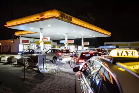 Die hohen Spritkosten belasten sehr viele Deutsche. Zuletzt gab es an den Tankstellen wieder etwas niedrigere Preise.