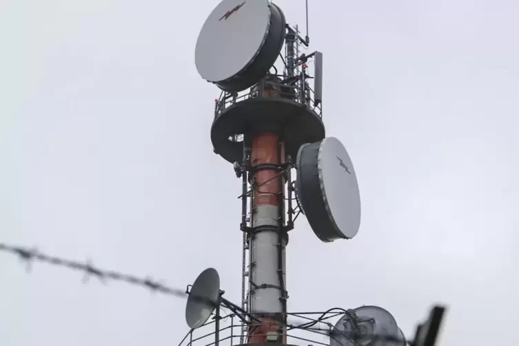 Einen kleinen Sendemast gibt es noch, der gro&szlig;e der ehemaligen US-Funkstation ist vor Jahren abgerissen worden. 