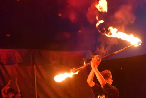 Die Schüler zeigen Feuerjonglage.... 