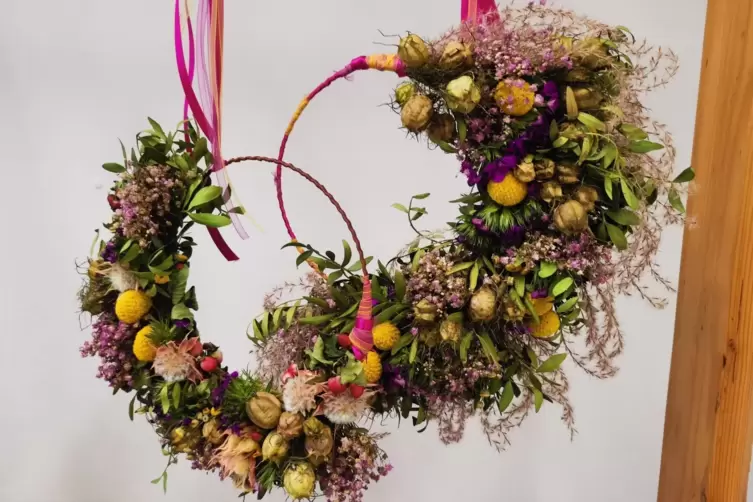 Trockenblumen zu Gestecken zu binden, ist wieder total im Trend. 