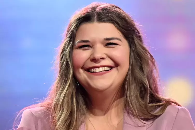 Vergangene Woche hat Sophia Hanke, amtierende Pfälzische Weinkönigin, den Einzug ins Finale für die Wahl der Deutschen Weinkönig