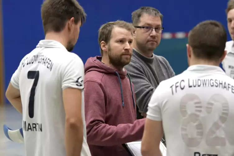 TFC-Trainer Philipp Grimmer gibt seinen Spielern Anweisungen. 