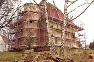 Um die Jahrtausendwende (hier eine Aufnahme von September 2000) wurde das im 13. Jahrhundert erbaute Rockenhausener Wasserschlos