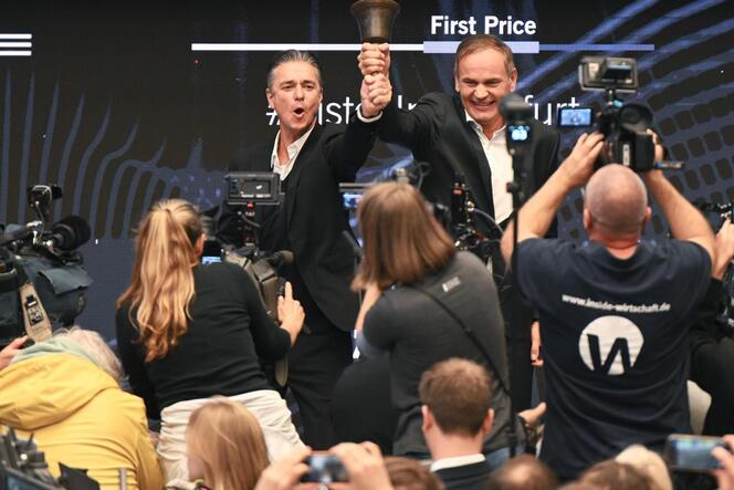 Großer Medienauflauf beim Debüt der Porsche-Aktie an der Frankfurter Börse. Rechts mit der Börsenglocke Oliver Blume, der sowohl