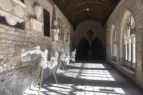 Die Kathedrale in Chichester als Kunstraum: Zeitgenössische Kunst ist im Kreuzgang ausgestellt.