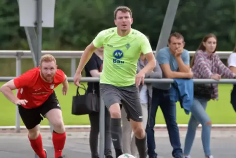 Kickt doch lieber auf dem Feld als in der Randzone direkt vorm Netz: Jens Kirchen, spielender Trainer des VfB Waldmohr. In diese