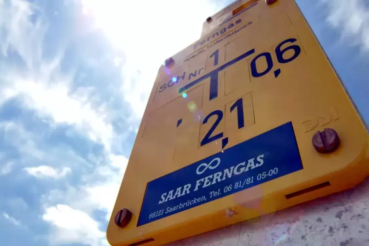 Hinweisschild auf eine Erdgasleitung der Creos Deutschland GmbH (fr&uuml;her Saar Ferngas) bei Zweibr&uuml;cken. 