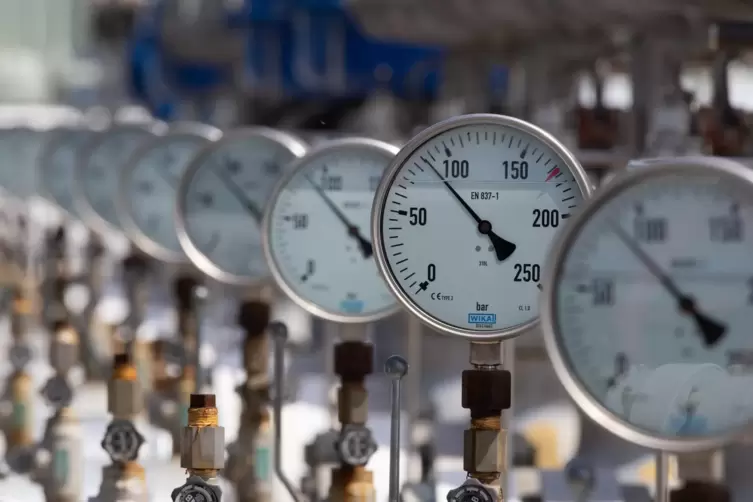 Gasleitungen einer ungarischen Anlage mit Absprerrventilen und Druckanzeigern. 