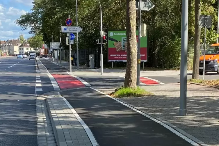 Neu, aber mit Wellenprofil: der Fahrradweg in der Friesenheimer Sternstra&szlig;e.