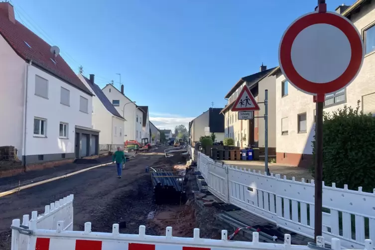 Die Bauarbeiter kommen laut Bürgermeister Michael Maas in der Gersbacher Straße in Winzeln viel schneller voran als gedacht.