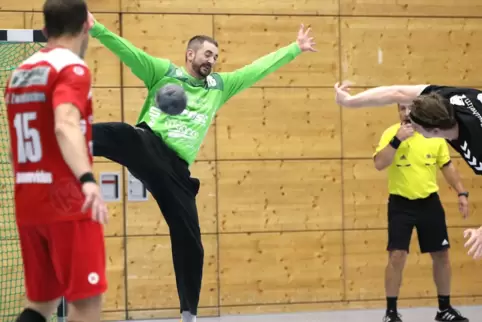 Torwart Norman Dentzer (Mitte, hier in einem Spiel gegen Saulheim, links Tomas Kraucevicius) hat der VTZ Saarpfalz mit seiner la