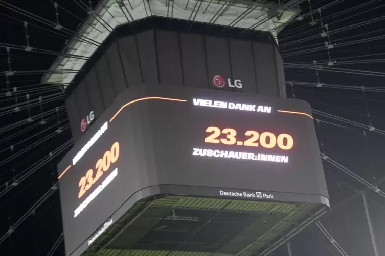 Eine stolze Zahl: 23.200 Zuschauerinnen und Zuschauer beim Bundesliga-Eröffnungsspiel zwischen Eintracht Frankfurt und Bayern Mü
