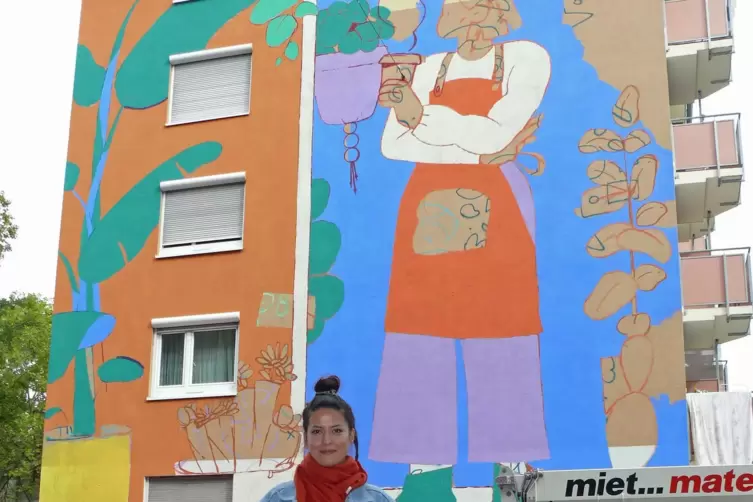 Street-Art Künstlerin Gizem Winter vor ihrem Werk in Mannheim. 