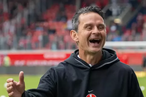 Dirk Schuster leitete am Freitag wieder das Training des 1. FC Kaiserslautern. 