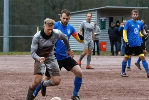 Kann es nicht lassen: Stefan Linck (rechts) steht wieder im Kader der SG Rockenhausen/Dörnbach. 