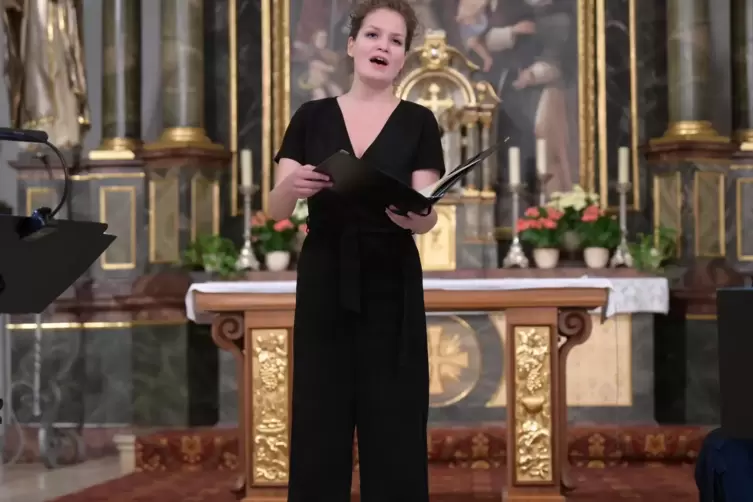 &bdquo;Gloria in excelsis&ldquo;: Annemarie Pfahler singt in St. Magdalena.