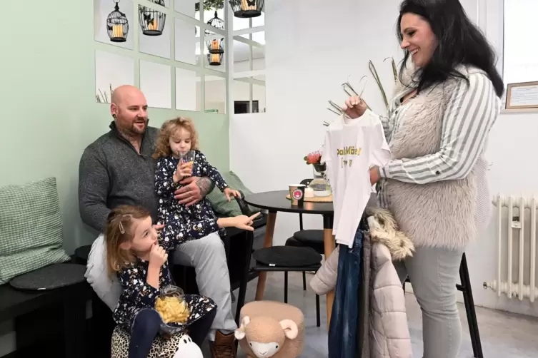 Das Eltern-Kind-Café im Testbetrieb mit der eigenen Familie: Selina und Aron Wiedemann mit Julie und Ellie. 