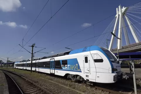 Der neue Akku-Hybridtriebwagen am Freitag am Ludwigshafener Hauptbahnhof.